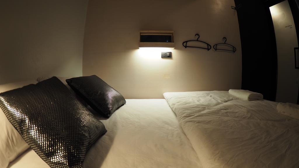 Box Poshtel Phuket Vandrarhem Exteriör bild