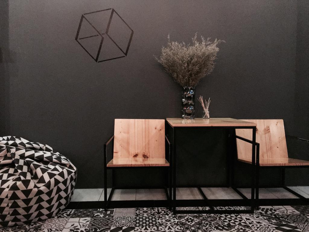 Box Poshtel Phuket Vandrarhem Exteriör bild