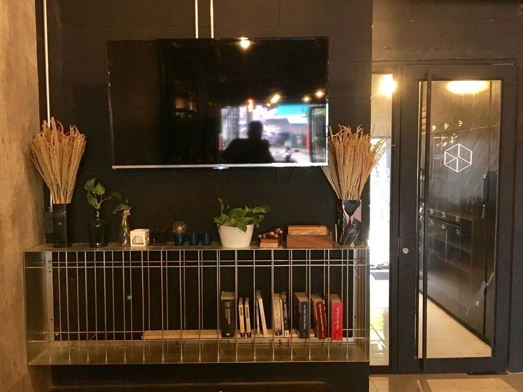 Box Poshtel Phuket Vandrarhem Exteriör bild