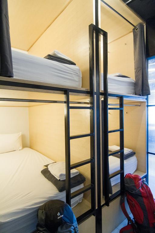 Box Poshtel Phuket Vandrarhem Exteriör bild
