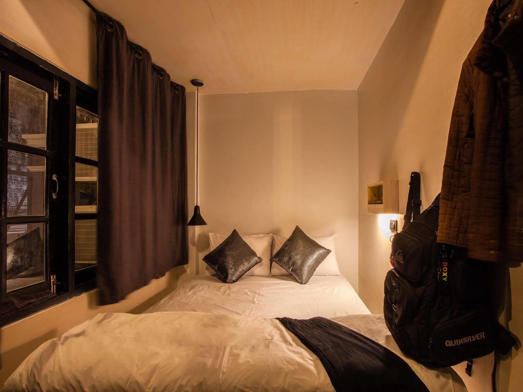 Box Poshtel Phuket Vandrarhem Exteriör bild